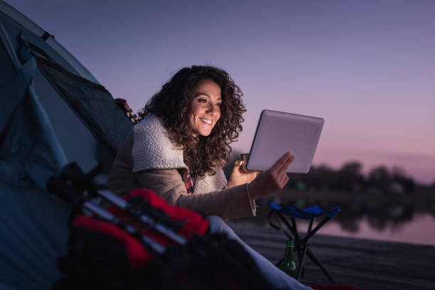 호수에서 캠핑하는 여자 - digital tablet blog women reading 뉴스 사진 이미지