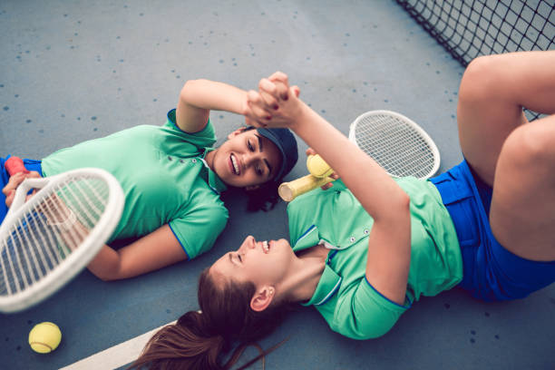 kobiety szczęśliwy po meczu tenisowym - tennis court love victory zdjęcia i obrazy z banku zdjęć