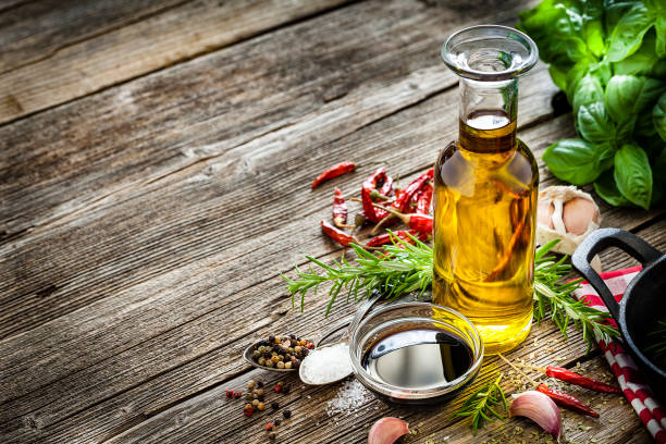 ingredientes italianos: aceite de oliva y vinagre balsámico sobre mesa rústica - salad dressing condiment cooking oil glass fotografías e imágenes de stock