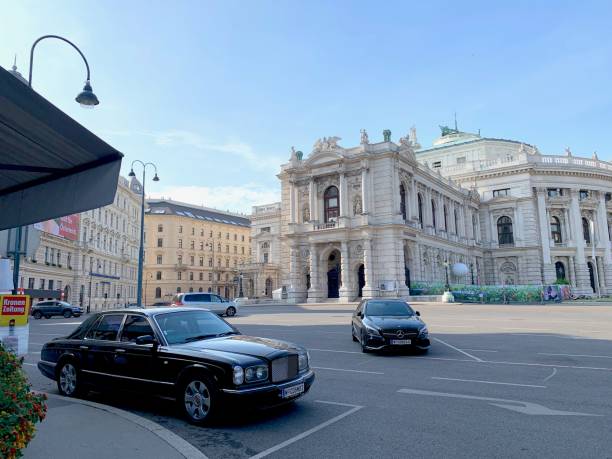 ウィーン、オーストリア、ホーフブルク劇場、前景に駐車高級車 - bentley ストックフォトと画像