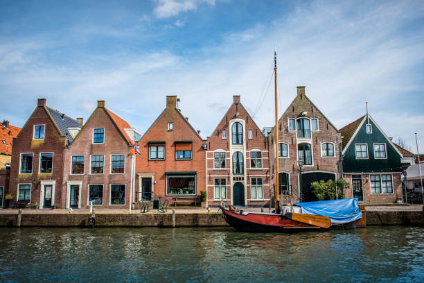 maisons idylliques et bateau à amsterdam, pays-bas - magere brug photos et images de collection