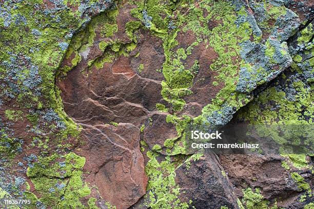 Rocas De Arenisca Con Plata Y Verde Amarillo Liquen Foto de stock y más banco de imágenes de Arenisca