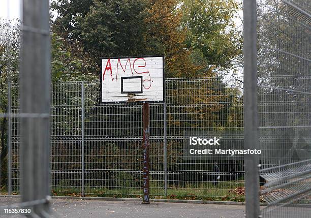 Photo libre de droit de Ghetto Terrain De Basketball Extérieur banque d'images et plus d'images libres de droit de Clôture - Clôture, Activité de loisirs, Aire de jeux