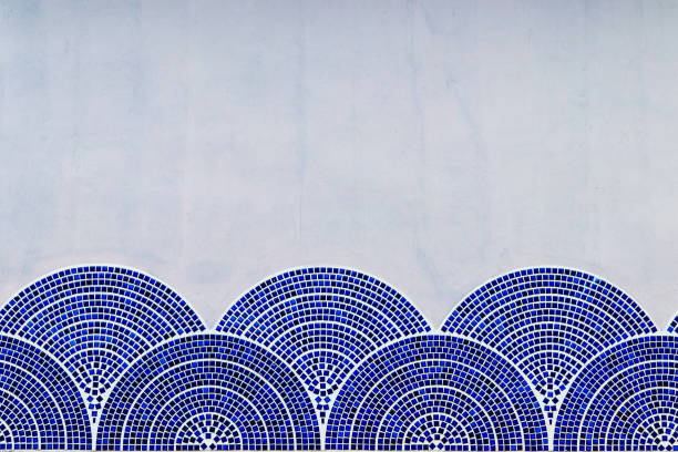 geometryczne mozaiki niebieskiej fali na pustej betonowej ścianie - loft apartment bathroom mosaic tile zdjęcia i obrazy z banku zdjęć