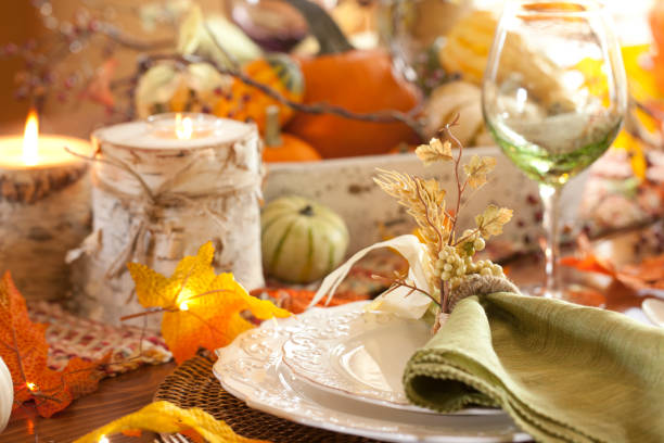 thanksgiving dining - flower arrangement dining room decor dining imagens e fotografias de stock