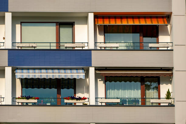 balconi di edilizia popolare - plattenbau homes architectural detail architecture and buildings foto e immagini stock