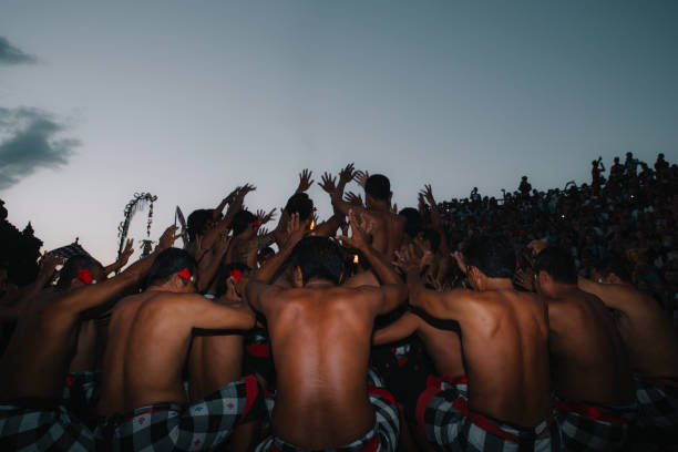 grupo de bailarines realizando danza tradicional kecak - art theatrical performance bali indonesia fotografías e imágenes de stock