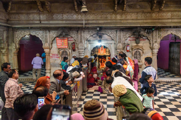 a l'intérieur du temple karni mata ou du temple des rats à deshnok. rajasthan. inde - bikaner photos et images de collection