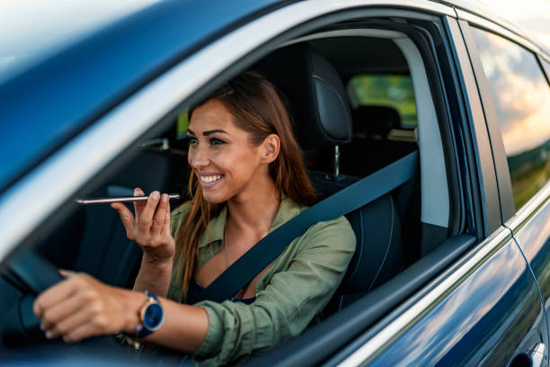 mulher que conduz o carro distraído por seu telefone móvel - driving mobile phone car talking - fotografias e filmes do acervo