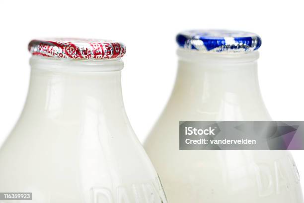 Две Бутылки Молока — стоковые фотографии и другие картинки Бутылка для молока - Бутылка для молока, Белый фон, Бутылка