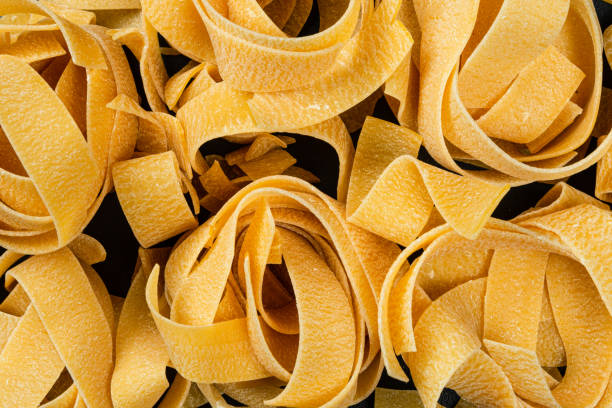 デュラム小麦セモリナパスタパッパーデッレタイプの詳細 - wheat pasta flour italy ストックフォトと画像