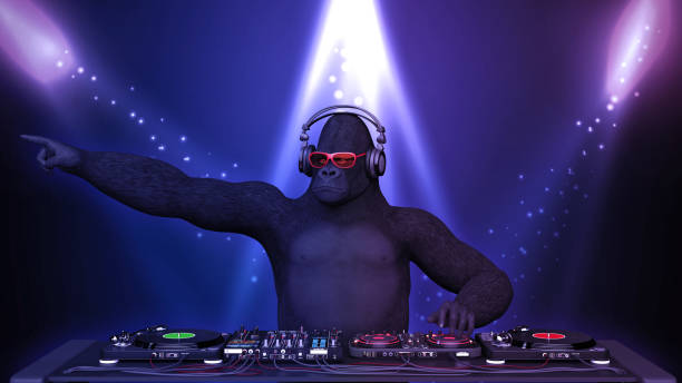 dj горилла, диск жокей обезьяна указывая и играть музыку на вертушки, обезьяна на сцене с диджей аудио оборудования, 3d визуализации - safari animals audio стоковые фото и изображения