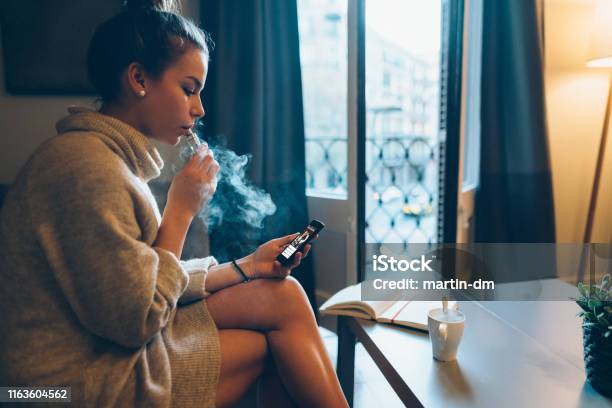 Internetbankieren Via Smartphone Stockfoto en meer beelden van Elektronische sigaret - Elektronische sigaret, Roken, Rookkwestie