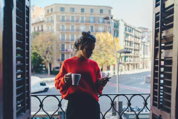 バルセロナのバルコニーでコーヒーを飲む女の子 - afternoon tea 写真 ストックフォトと画像