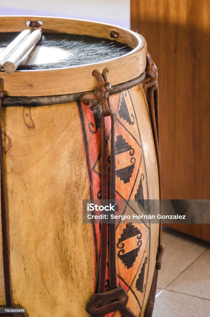 Recomendado enlazar almuerzo Instrumento De Percusión Tradicional Argentino Bombo Leguero Y Palos  Utilizado En La Música Folclórica Foto de stock y más banco de imágenes de  Argentina - iStock