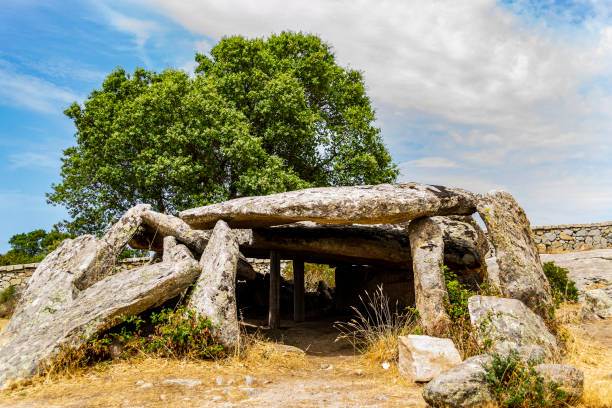 dolmen von ladas in luras (sassari, sardinien, italien). - hünengrab stock-fotos und bilder