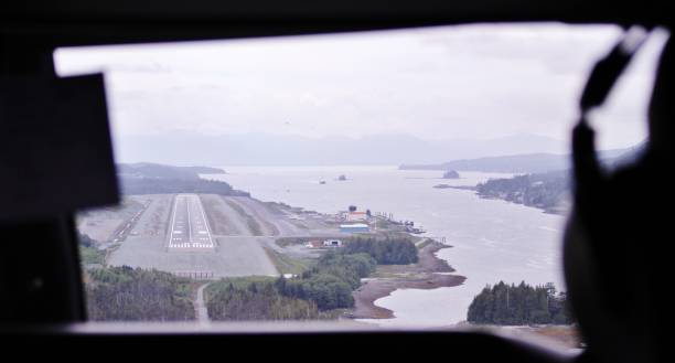 ケチカンアラスカの空港滑走路に接近 - control harbor airport tower ストックフォトと画像