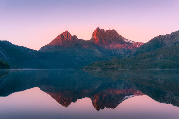 paysage de montagne au lever de soleil. fond de nature de pics de montagne éclairés au soleil - australian landscape photos et images de collection