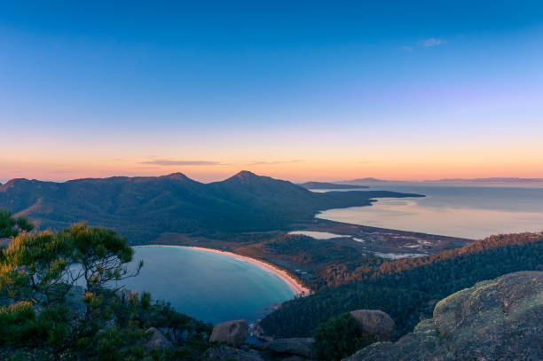 vista a volo d'uccello della spiaggia di wineglass bay all'alba - freycinet national park foto e immagini stock