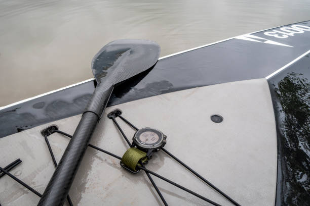 garmin multisport-uhr auf dem paddleboard - fort collins reservoir lake water stock-fotos und bilder