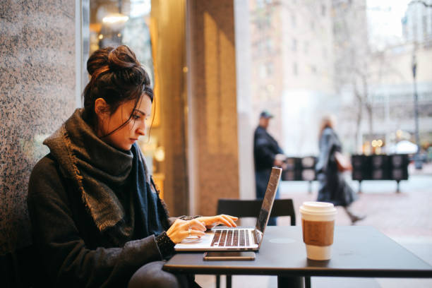 サンフランシスコのカフェで仕事を終える若い女性 - laptop cafe coffee coffee shop ストックフォトと画像
