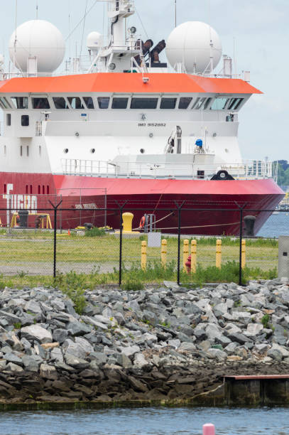 обследуемое судно fugro discovery пришвартовалось в терминале морской торговли в нью-бедфорде - geophysical стоковые фото и изображения