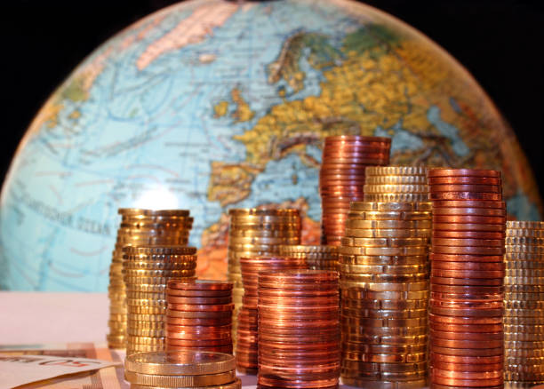 euro monete & europa su un globo-euromünzen & europa - venti centesimi di euro foto e immagini stock