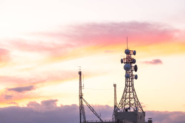 mastro tv antena satélite sem fio da torre na laranja, televisão antena no céu alaranjado do por do sol, volta da luz crepuscular ao tempo da noite, a telecomunicação do mastro em japão. - sunset to night audio - fotografias e filmes do acervo