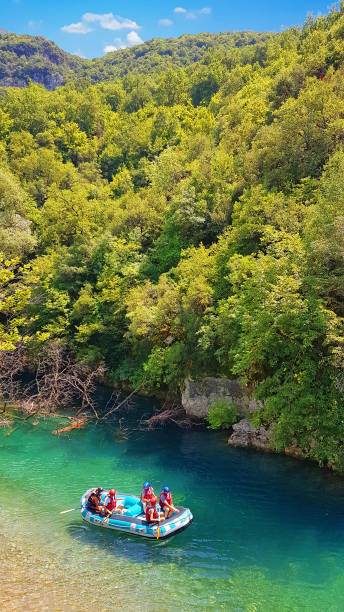 rafting boats and athletes in  river voidomatis just before begin the voyage in greece - teamwork rafting cooperation sport imagens e fotografias de stock