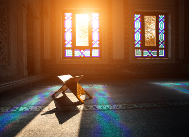 quran in a mosque - islam praying mosque ramadan imagens e fotografias de stock