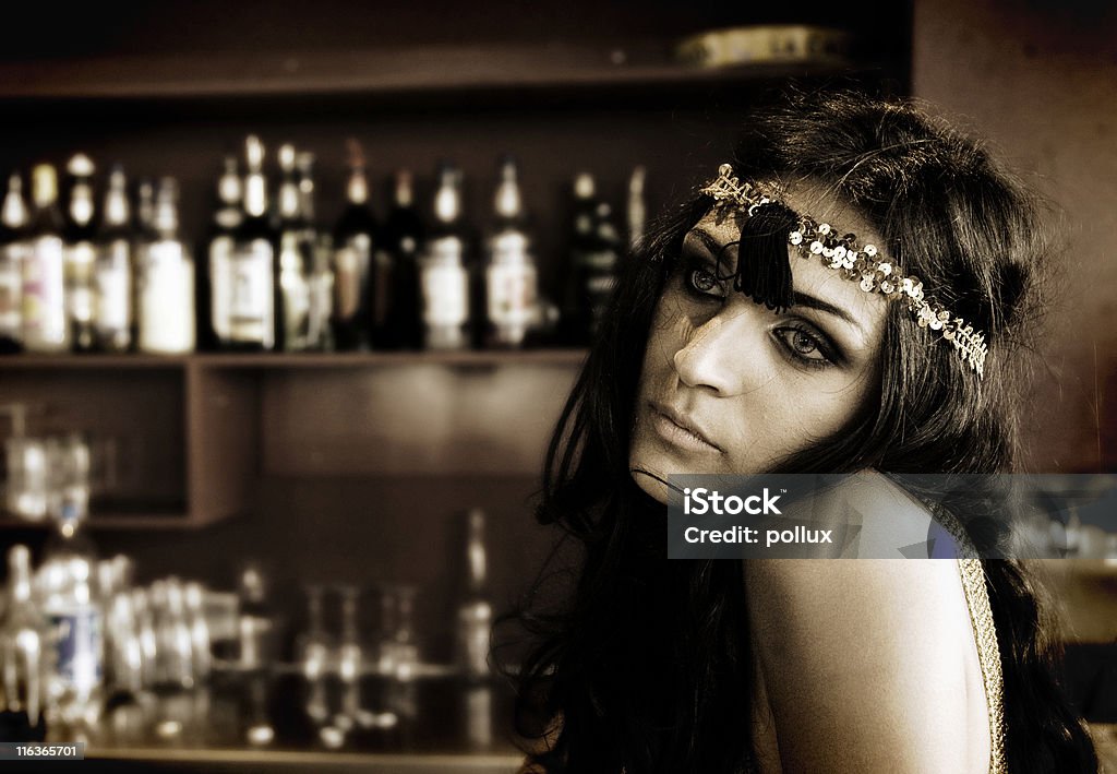 Solitario barmaid - Foto stock royalty-free di 1920-1929