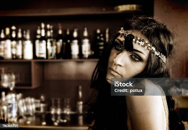 Solitario Barmaid - Fotografie stock e altre immagini di 1920-1929 - 1920-1929, 1930-1939, Adulto