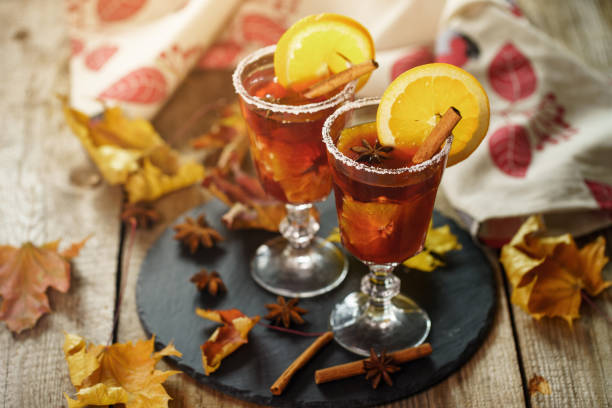 autumn cocktail - mulled wine with juicy orange and spices - fruit freshness tree foods and drinks imagens e fotografias de stock