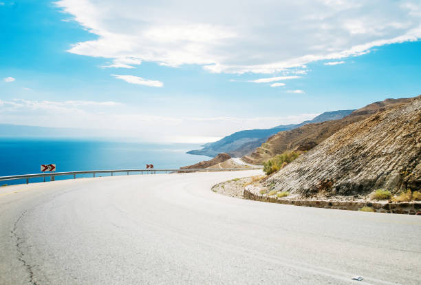 autostrada nella zona di montagna vicino al mar morto in giordania - sea to sky highway foto e immagini stock