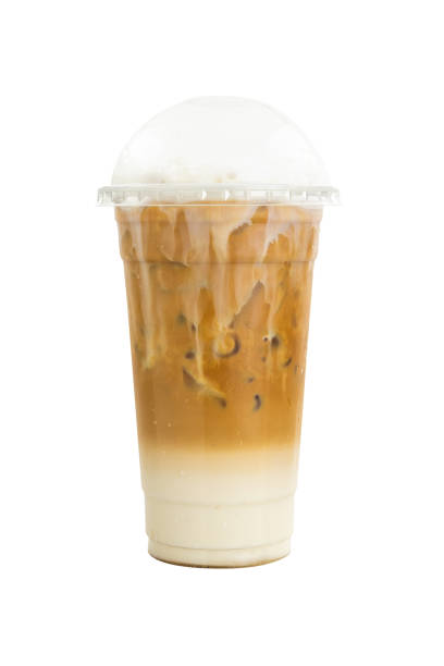 白い背景に分離されたプラスチックガラスのアイスキャラメルマキアートコーヒー - カフェマキアート ストックフォトと画像