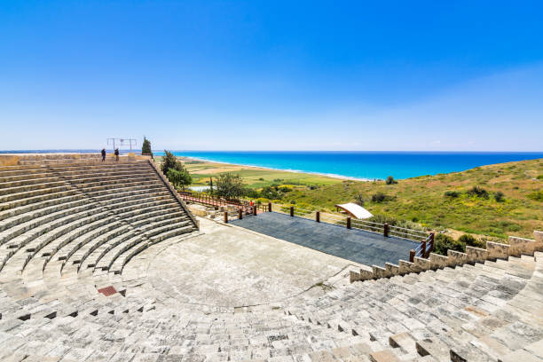 das römische theater im antiken kourion, bezirk lemessos (limassol), zypern - cypriot culture stock-fotos und bilder