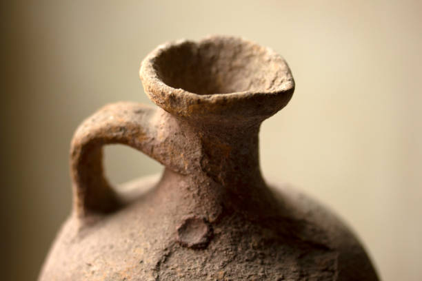 antico, vaso d'acqua di terra, su sfondo a colori - jug water pottery clay foto e immagini stock