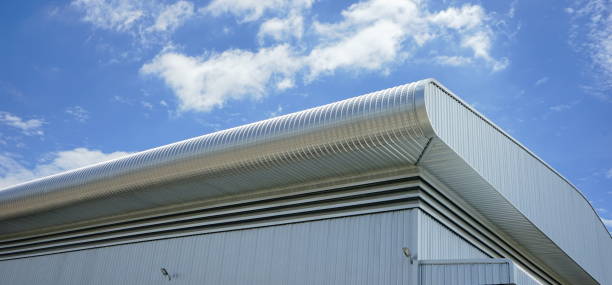 지붕 금속 판지 파란색 하늘 배경 - sheet metal aluminum wall architecture 뉴스 사진 이미지