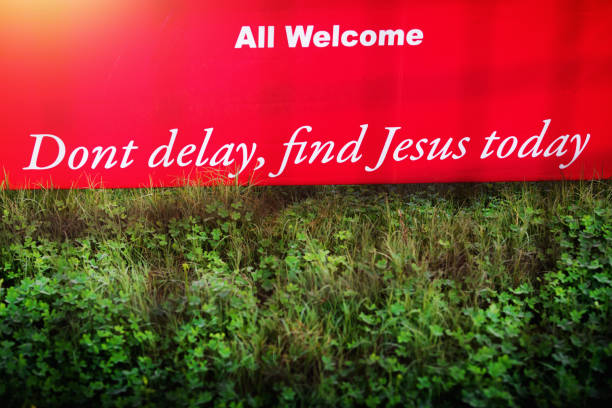 cheerful sign: don't delay, find jesus today. all welcome. - church greeting welcome sign sign imagens e fotografias de stock