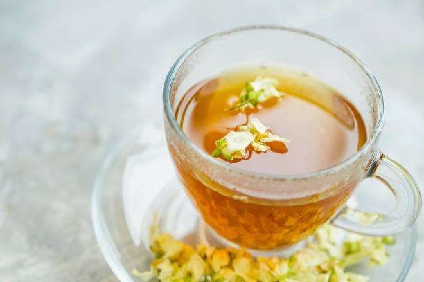 té de jazmín en taza transparente con flores de jazmín, té natural de hierbas saludable - jasmine tea jasmine herbal tea drink fotografías e imágenes de stock