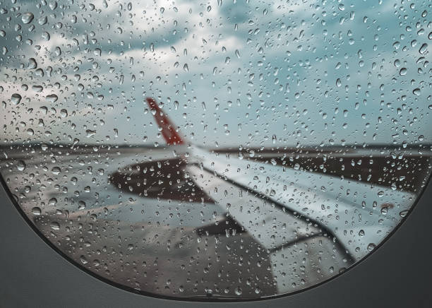 몬순 시즌 때 이륙하기 전에 비행기 창에 비가 내린다. - runway airport rain wet 뉴스 사진 이미지
