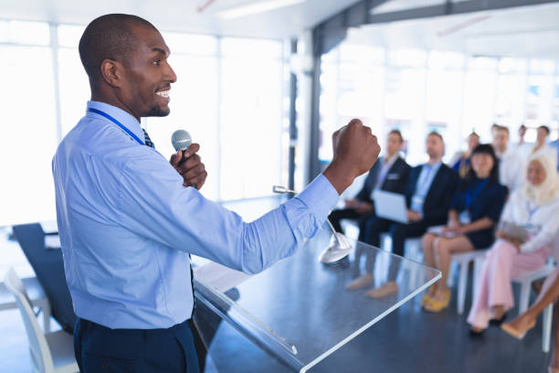 male speaker speaks in business seminar - podium lectern microphone white imagens e fotografias de stock