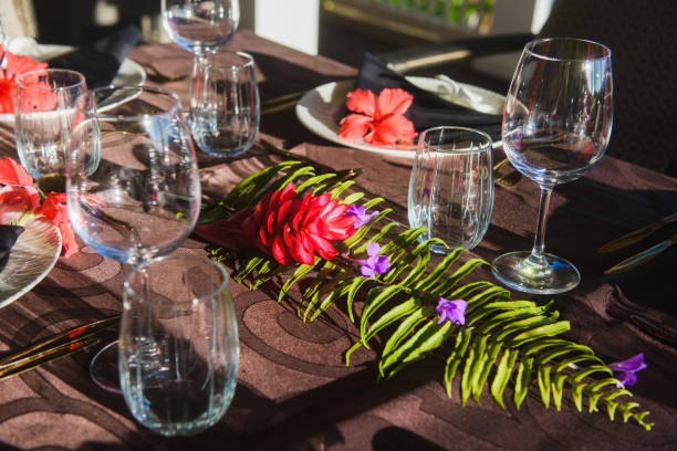 stoviglie con fiori tropicali e stoviglie - restaurant banquet table wedding reception foto e immagini stock