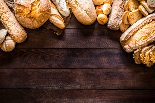 asortyment pieczywa z kopią miejsca na rustykalnym drewnianym stole - baked bread brown carbohydrates zdjęcia i obrazy z banku zdjęć