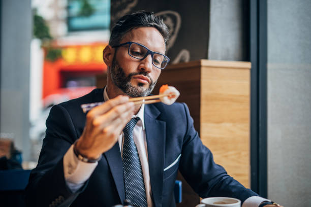 beau monsieur dans le bar de sushi - restaurant business person setting the table clothing photos et images de collection