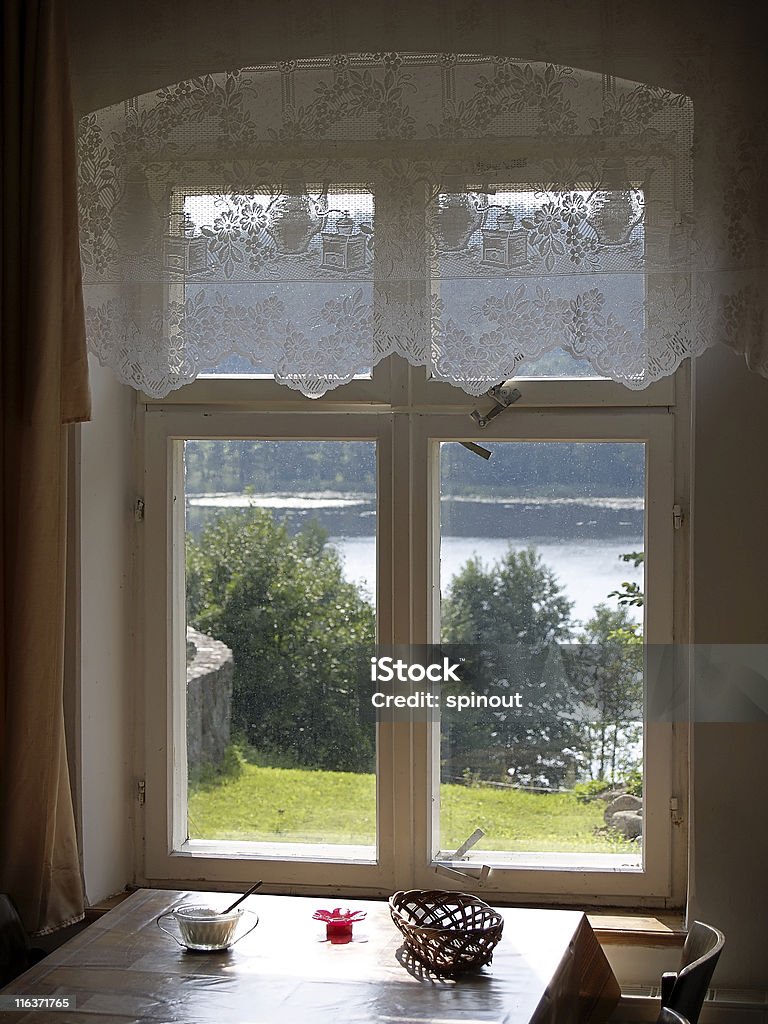 Olhando pela janela - Foto de stock de Janela royalty-free