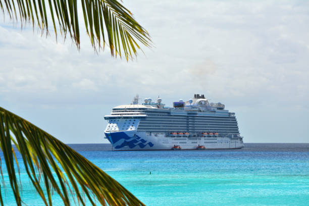 vista cénico do oceano no navio de cruzeiros - eleuthera island - fotografias e filmes do acervo