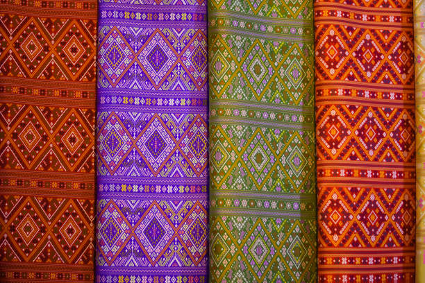 folk cloth festival phrae wa silk, prowincja kalasin północno-wschodniej tajlandii - blue silk focus on foreground abstract zdjęcia i obrazy z banku zdjęć