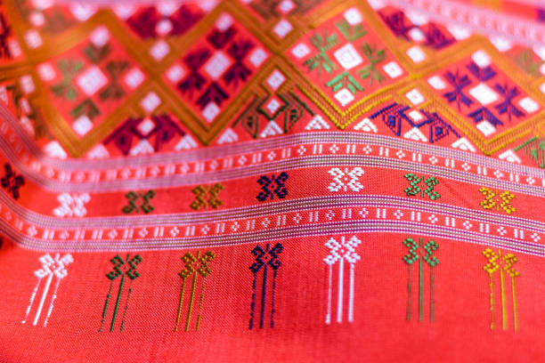 folk cloth festival phrae wa silk, prowincja kalasin północno-wschodniej tajlandii - blue silk focus on foreground abstract zdjęcia i obrazy z banku zdjęć