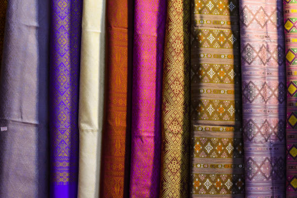 folk cloth festival phrae wa silk, prowincja kalasin północno-wschodniej tajlandii - blue silk focus on foreground abstract zdjęcia i obrazy z banku zdjęć